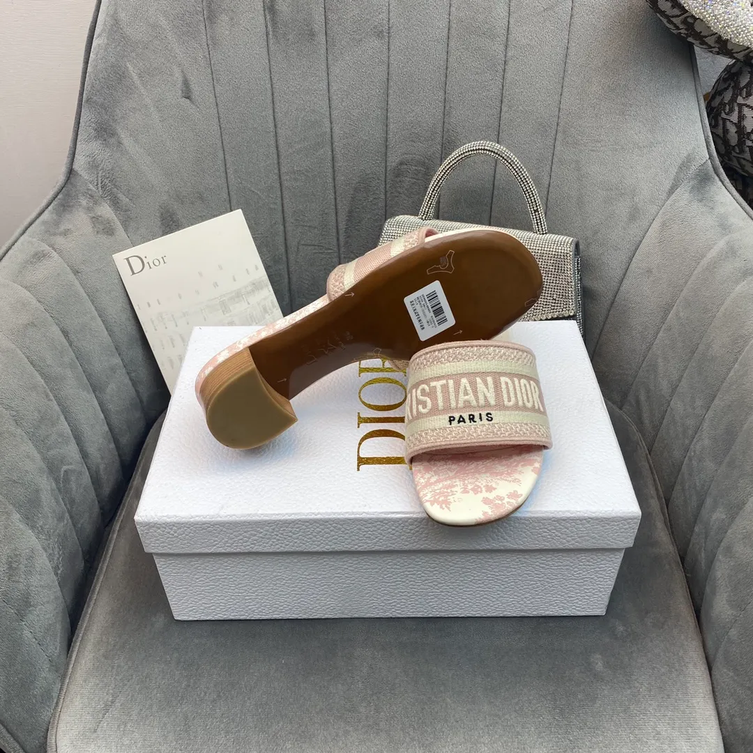 👟👟Ex-factory price 380👟👟 Women's shoes Women's clothing Dior Dior 2021 DWAY early spring new flip-flops women's shoes CD letter logo three-dimensional embroidery flat sandals Round toe thick heel jelly color slingback slippers The top version on the market Material: upper original consistent high-temperature water-soluble cotton electro-embroidery technology fabric + water-dyed sheepskin lining + Italian leather outsole Heel height: flat/4.5CM size: 34-43 (34.40.41.42.43 is custom-made and cannot be returned or exchanged)
